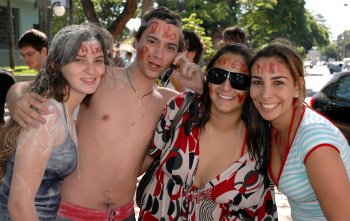 Calouros comemoram aprovação no vestibular